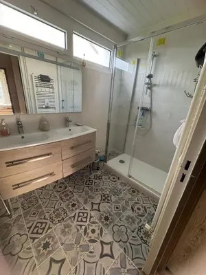 Salle de bains dans l'établissement Le Rivage, Maison avec jardin proche de la mer