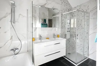 Salle de bains dans l'établissement La Maison des Ours - proche plage de Courseulles