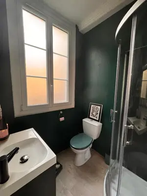 Salle de bains dans l'établissement Logis Decaens