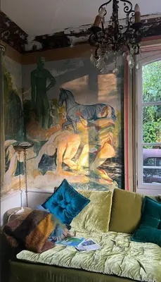 Coin salon dans l'établissement Le Jardin secret du Dr Papertian