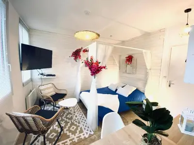 Télévision ou salle de divertissement dans l'établissement Bienvenue à Santorin - Caen centre