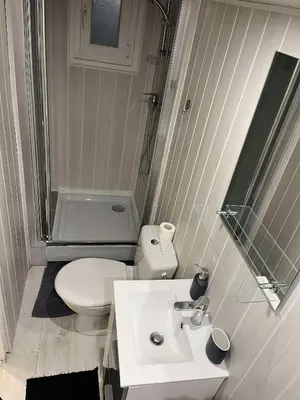Salle de bains dans l'établissement Ouitreham Port & Mer