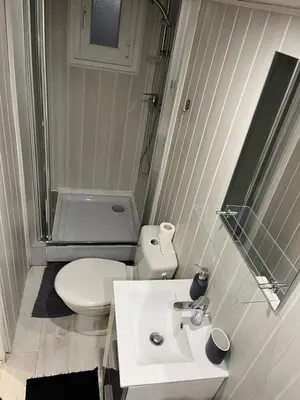 Salle de bains dans l'établissement Ouitreham le Port-de-Mer