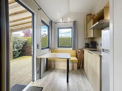 Cuisine ou kitchenette dans l'établissement Séjour en Tiny House à Jullouville, piscine et parking inclus - FR-1-361A-95