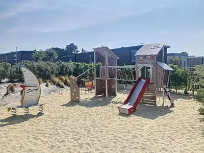 Aire de jeux pour enfants de l'établissement Séjour en Tiny House à Jullouville, piscine et parking inclus - FR-1-361A-95