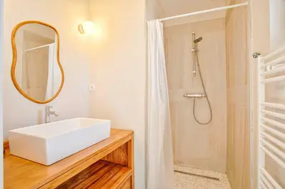 Salle de bains dans l'établissement Villa Garcane à 200 m de la mer - Cabourg