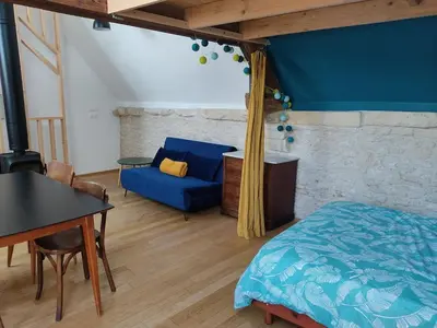 Un ou plusieurs lits dans un hébergement de l'établissement Agréable maisonnette en duplex, avec patio proche mer