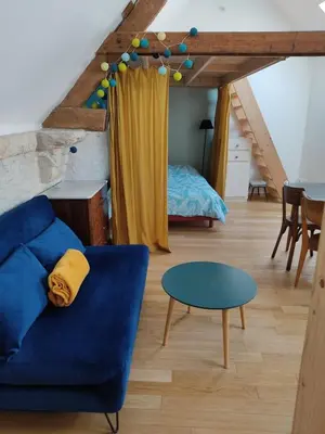Coin salon dans l'établissement Agréable maisonnette en duplex, avec patio proche mer