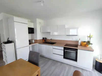 Cuisine ou kitchenette dans l'établissement Brand new, fully equipped, comfortable apartment