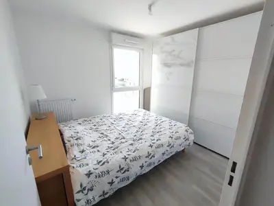 Un ou plusieurs lits dans un hébergement de l'établissement Brand new, fully equipped, comfortable apartment