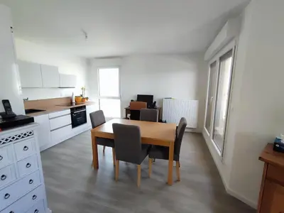 Cuisine ou kitchenette dans l'établissement Brand new, fully equipped, comfortable apartment