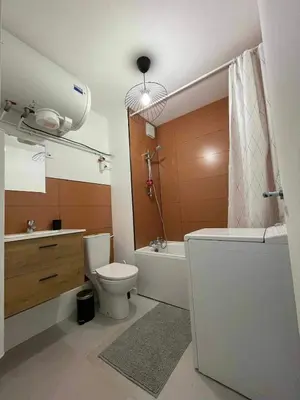 Salle de bains dans l'établissement Appartement cosy avec jardin vue et accès à 30m de la mer