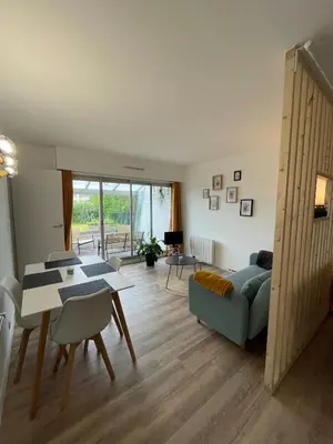 Coin salon dans l'établissement Appartement cosy avec jardin vue et accès à 30m de la mer