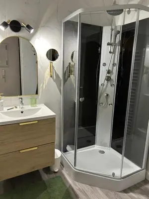 Salle de bains dans l'établissement La Suite Émeraude - Cosy, chic et bord de mer