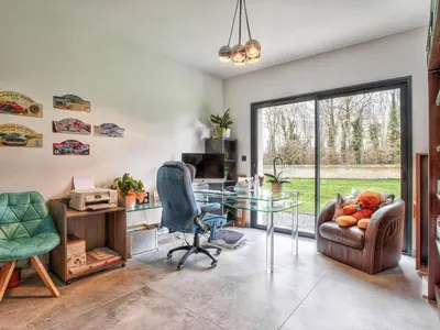 Coin salon dans l'établissement Maison élégante avec jacuzzi, confort moderne et histoire à Ranville - FR-1-788-44