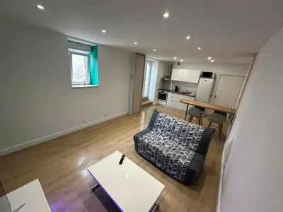 Cuisine ou kitchenette dans l'établissement Appartement granville