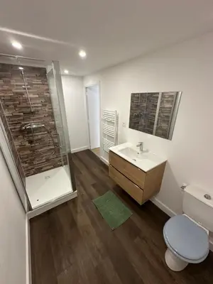 Salle de bains dans l'établissement Appartement granville