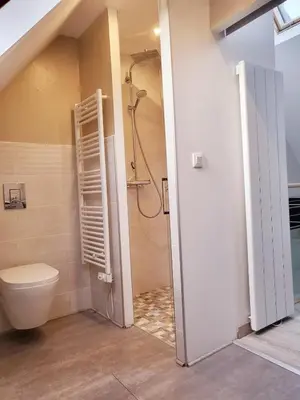 Salle de bains dans l'établissement L'Héméra