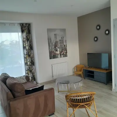 Télévision ou salle de divertissement dans l'établissement La Grange aux Abeilles 1