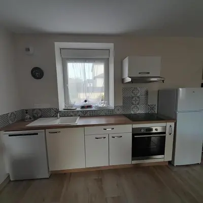 Cuisine ou kitchenette dans l'établissement La Grange aux Abeilles 2