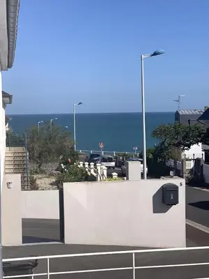Vue générale sur la mer ou vue sur la mer prise depuis l'appartement