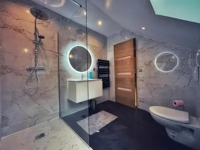 Salle de bains dans l'établissement Grande maison moderne 5 chambres