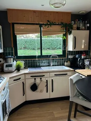 Cuisine ou kitchenette dans l'établissement La Maison Mimosa - Espace, Confort et Proche Plage