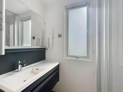 Salle de bains dans l'établissement Mobil-home Grand Confort: 2 ch, piscine, plage à 200m, parking, wifi - FR-1-361A-96