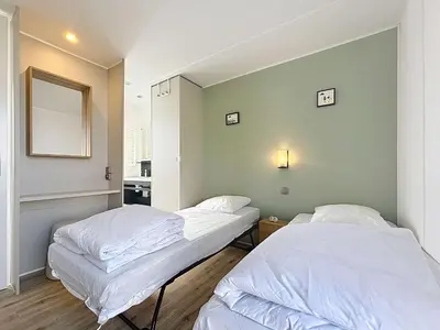 Un ou plusieurs lits dans un hébergement de l'établissement Mobil-home Grand Confort: 2 ch, piscine, plage à 200m, parking, wifi - FR-1-361A-96