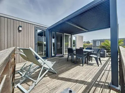 Balcon ou terrasse dans l'établissement Mobil-home Grand Confort: 2 ch, piscine, plage à 200m, parking, wifi - FR-1-361A-96
