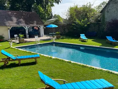 Piscine de l'établissement Les Chambres du Dr Papertian ou située à proximité