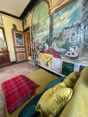 Coin salon dans l'établissement Les Chambres du Dr Papertian