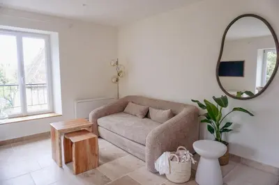 Coin salon dans l'établissement Les Voiles Blanches - Appartement dans un château