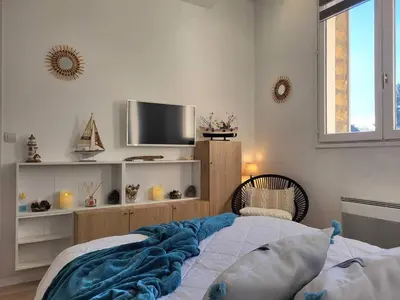 Un ou plusieurs lits dans un hébergement de l'établissement Studio cosy avec parking, à 100m du centre, proche plage - FR-1-788-47