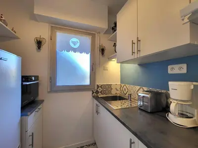 Cuisine ou kitchenette dans l'établissement Studio cosy avec parking, à 100m du centre, proche plage - FR-1-788-47