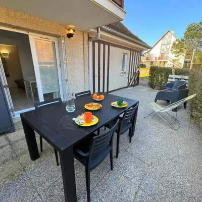 Petite cour privée - à 1minute à pied de la plage