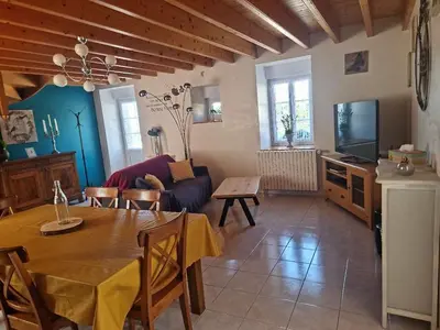 Télévision ou salle de divertissement dans l'établissement La Verte Colline