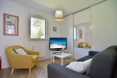 Télévision ou salle de divertissement dans l'établissement Lescale des douets fleuris