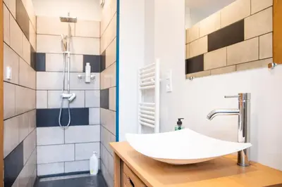Salle de bains dans l'établissement Bel appartement entre Campus 1 et Vaugueux
