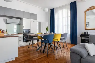Cuisine ou kitchenette dans l'établissement Appartement d'exception en plein coeur de Caen