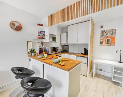 Cuisine ou kitchenette dans l'établissement studio lumineux et moderne