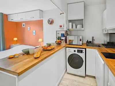 Cuisine ou kitchenette dans l'établissement studio lumineux et moderne