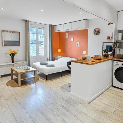 Cuisine ou kitchenette dans l'établissement studio lumineux et moderne