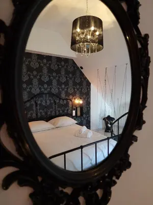Un ou plusieurs lits dans un hébergement de l'établissement Le Triplex Romantique Balneo duo et Sauna