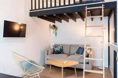Télévision ou salle de divertissement dans l'établissement Appartement proche Place Saint-Sauveur
