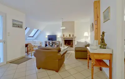 Coin salon dans l'établissement Cozy Home In Quettehou With Wifi