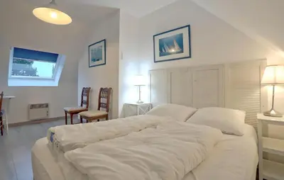 Un ou plusieurs lits dans un hébergement de l'établissement Cozy Home In Quettehou With Wifi