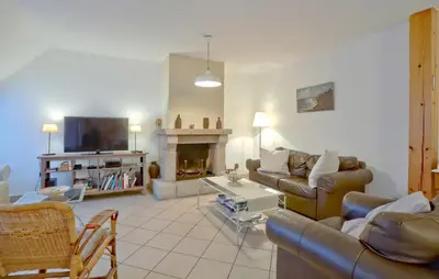 Télévision ou salle de divertissement dans l'établissement Cozy Home In Quettehou With Wifi