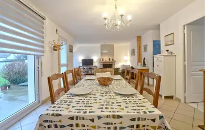 Cuisine ou kitchenette dans l'établissement Cozy Home In Quettehou With Wifi