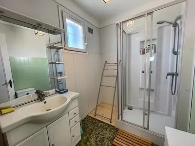 Salle de bains dans l'établissement Maison avec jardin près de la mer - FR-1-361-560